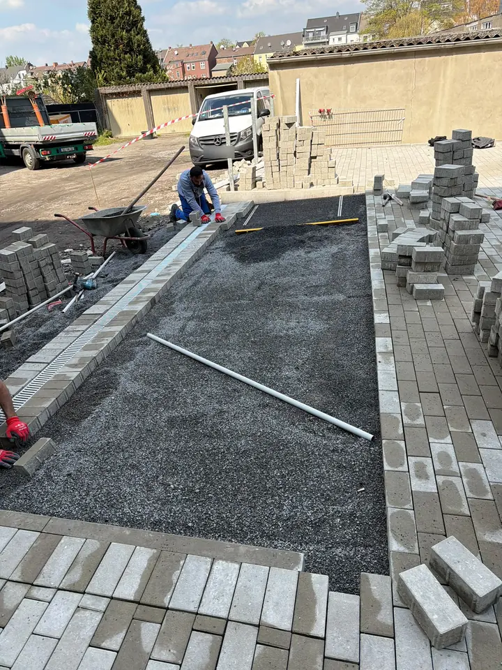 Stellfläche mit Rinne im Bau