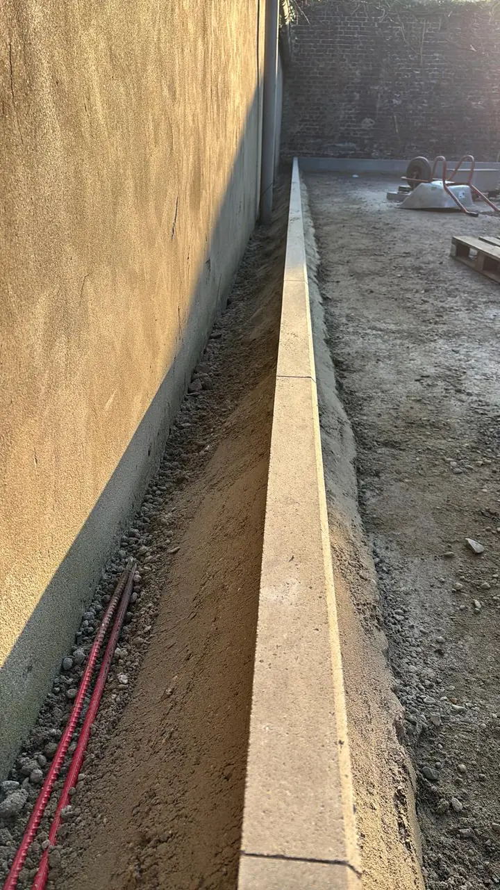 Randsteine entlang der Hauswand